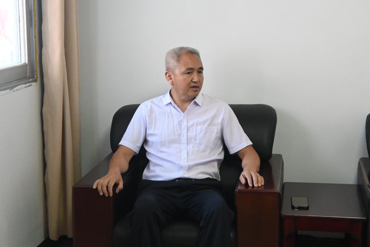 说明: 王明建支书接受采访