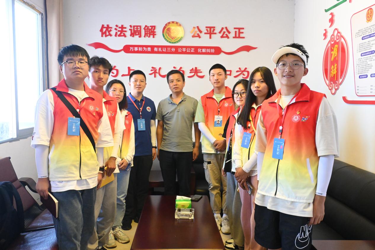 说明: 图 3服务团成员与吴书记合影