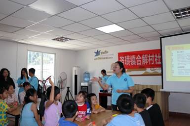 说明: 一群人在房间里描述已自动生成